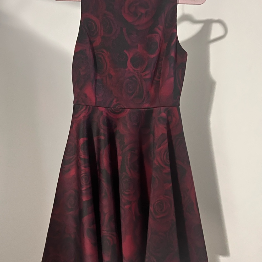 RW&CO. Spécial Édition ELLE Wine and Black Rose-Print High-Low Fit & Flare Dress - Picture 4 of 16